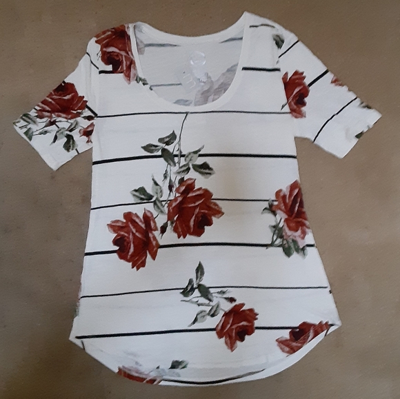 🌹NWT striped pattern rose design blouse - Picture 2 of 6